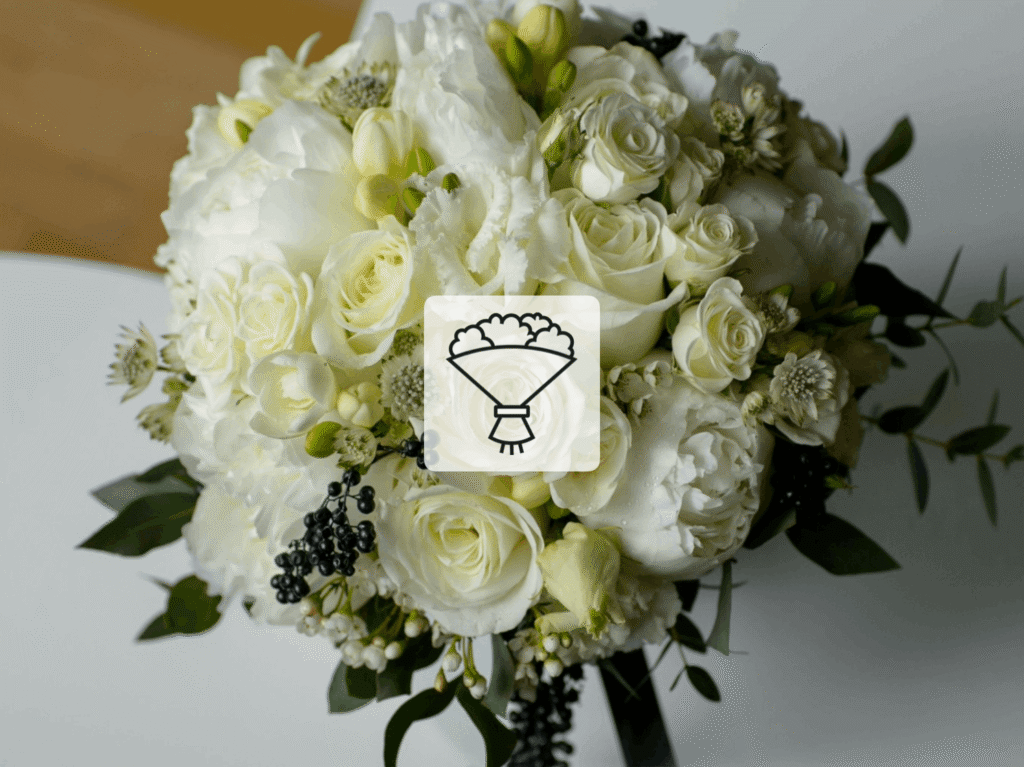 Bouquet de mariage blanc composé de roses et pivoines, illustrant l’univers floral proposé par les fleuristes partenaires de la plateforme Le Jour J.