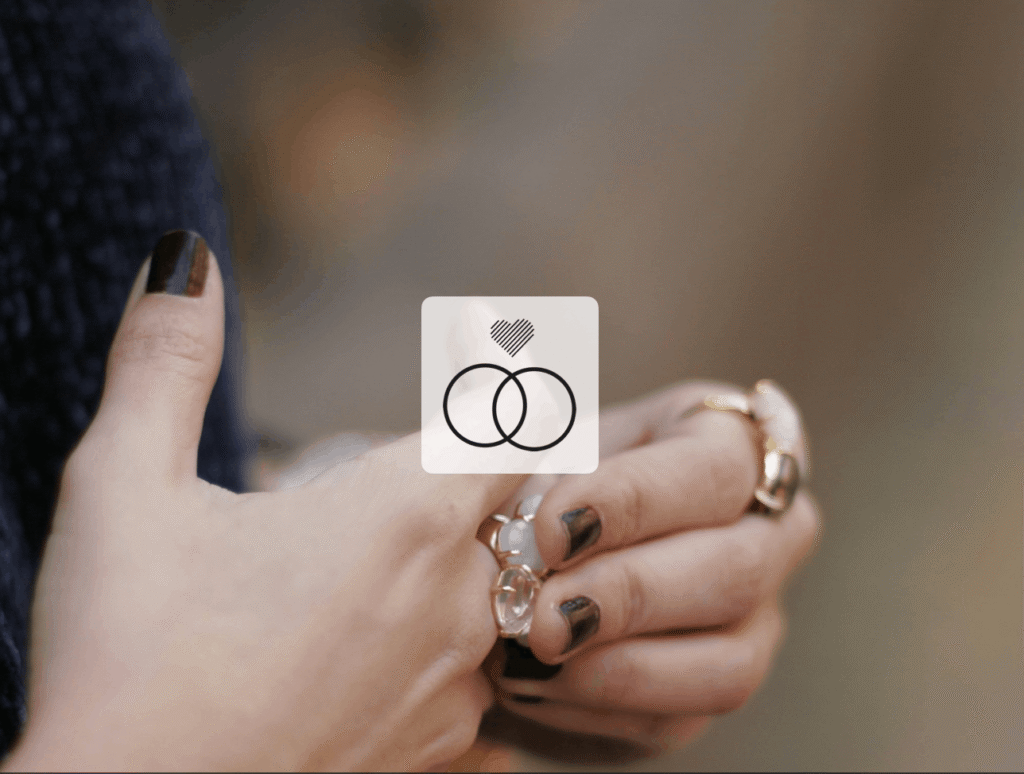 Main féminine portant plusieurs bagues élégantes, symbolisant l’univers des bijoutiers et joailliers partenaires de la plateforme Le Jour J.